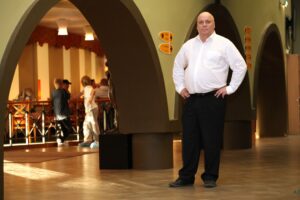 Meelis Kõiv võtab külalisi vastu hotellis Strand.