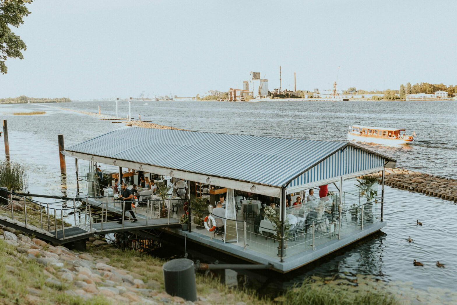Parimad veeäärsed kohvikud ja restoranid Lätis